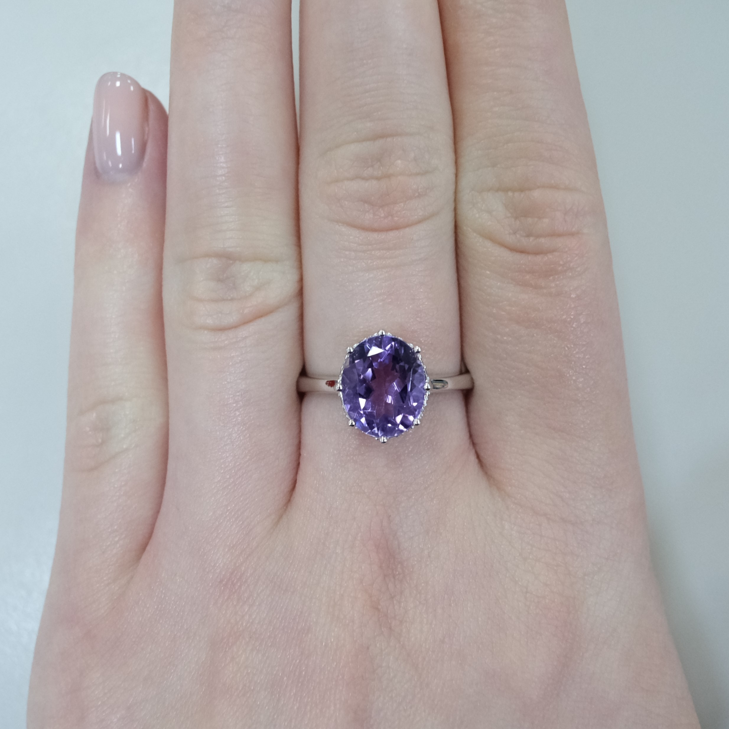 Серебряное кольцо 925 пробы; вставки 1 Аметист; Россыпь Куб. Цирконий бесцв.;